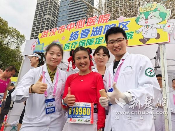 来自湖南长沙的跑者点赞武汉市中心医院医护人员.jpg