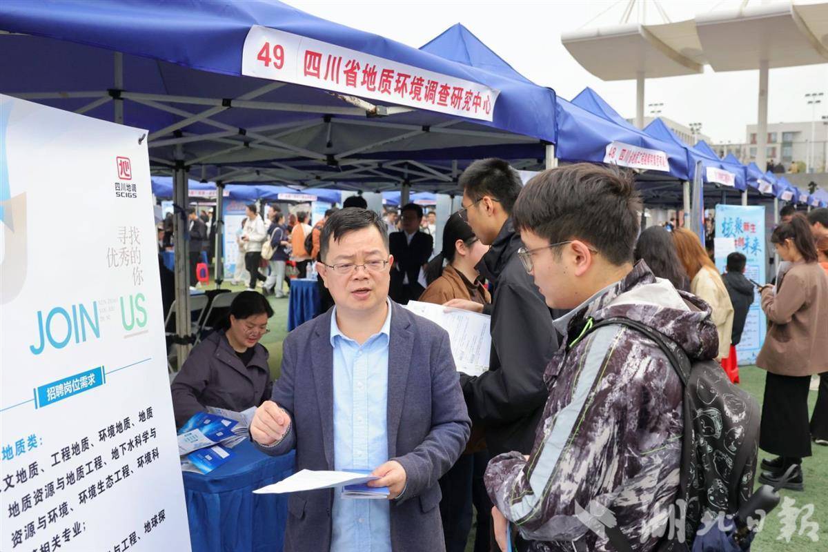 天下近2000家企业来鄂摆摊揽才 “千校万企供需对