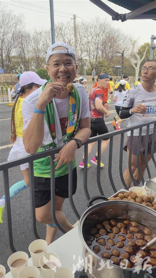 雷火竞技网址汉马上受热捧的地道武汉美食出自光谷一群志愿者(图3)
