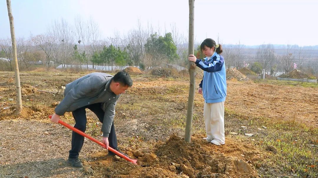 孝昌：百队下乡植青翠 万树扮靓新农村