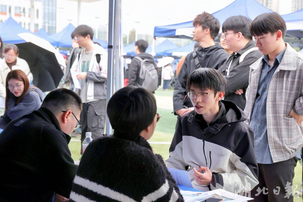 利来国际入口全国近2000家企业来鄂摆摊揽才 “千校万企供需对接会”在武汉举行(图1)