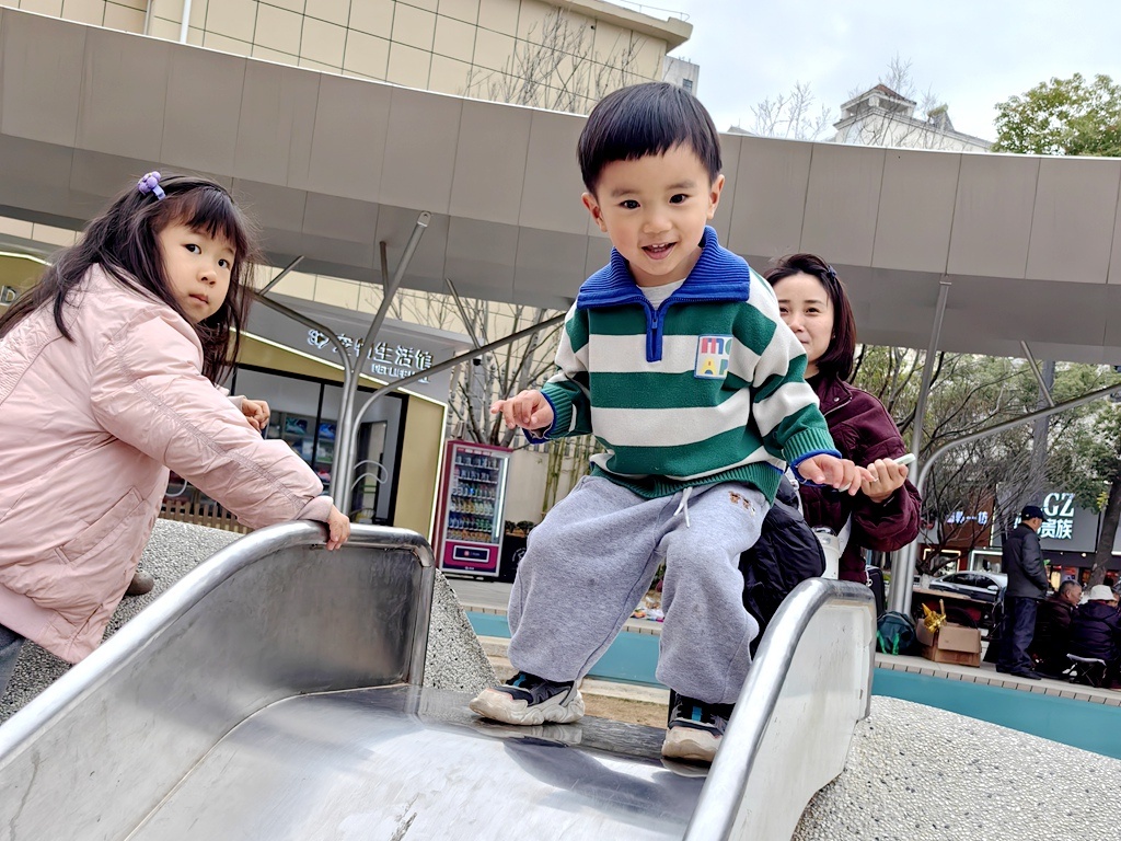 口袋公园成儿童欢乐天地亲子共度美好时光(图2)