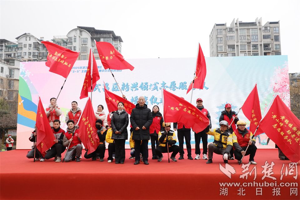 全国最美志愿者吴天祥、王辉为武昌10支新兴领域志愿服务队授旗合影.jpg.jpg