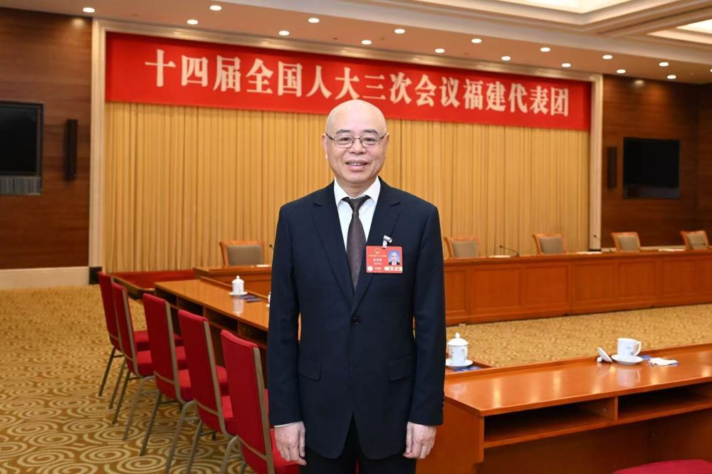 “养老机器人”助养老院“智慧转身”——陈国鹰代表：推动实现从“看护型”向“智护型”转变｜解码“人机共生”新图景(图1)