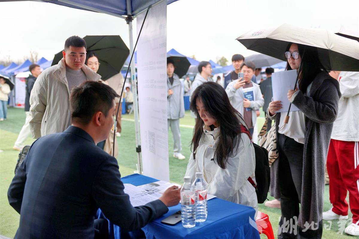 利来国际入口全国近2000家企业来鄂摆摊揽才 “千校万企供需对接会”在武汉举行(图2)