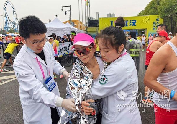选手到达终点后，武汉市中心医院医护人员第一时间上前为选手提供帮助.jpg.jpg