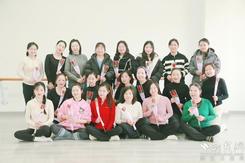 鄂城区杨家湖社区开展主题公益瑜伽课活动(图1)