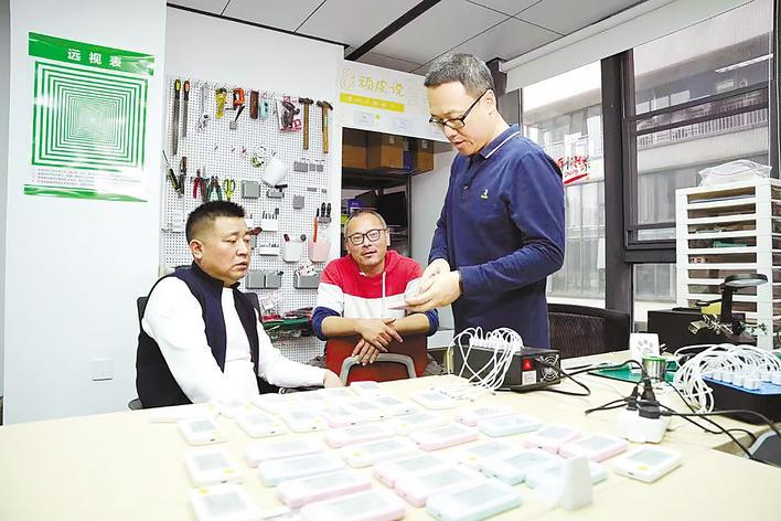 为了让孩子们能够很好地学习英语,他们聚集在