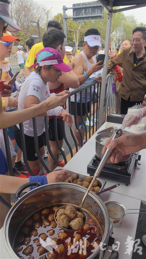 雷火竞技网址汉马上受热捧的地道武汉美食出自光谷一群志愿者(图2)