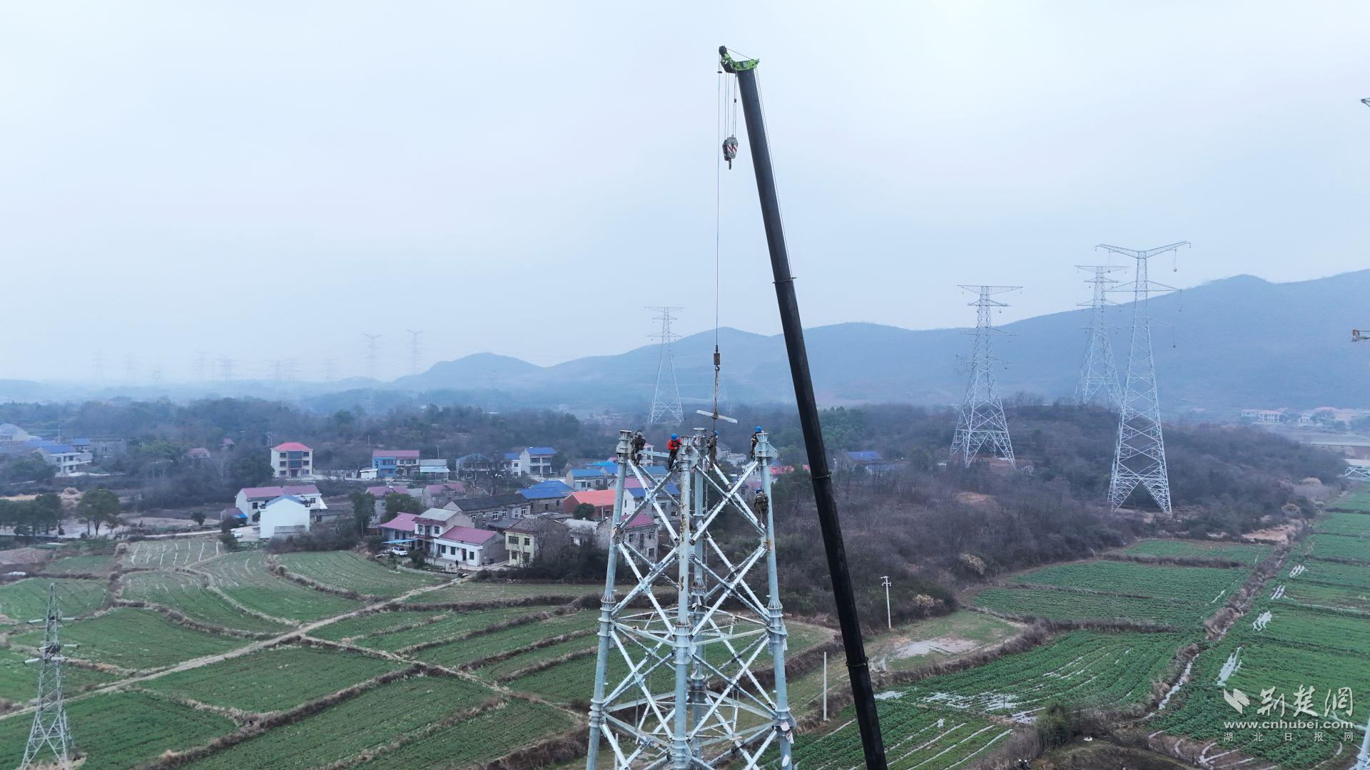 国网湖北送变电公司运用130T吊车开展铁塔组立作业。.JPG.JPG