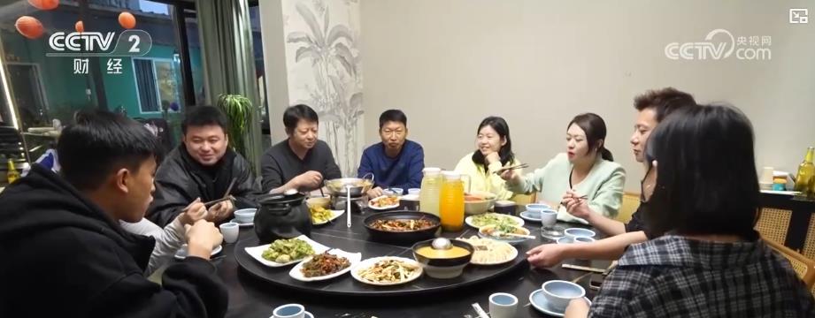春菜鲜美丰富百姓“菜篮子” “一口鲜”餐饮热潮激发消费活力b33体育网址(图3)