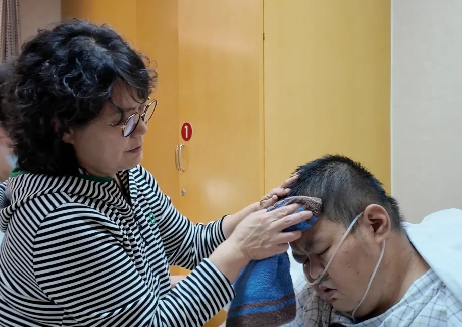 曾一顿吃25MK体育个包子、躺货车进京就医的他减重300多斤！(图9)