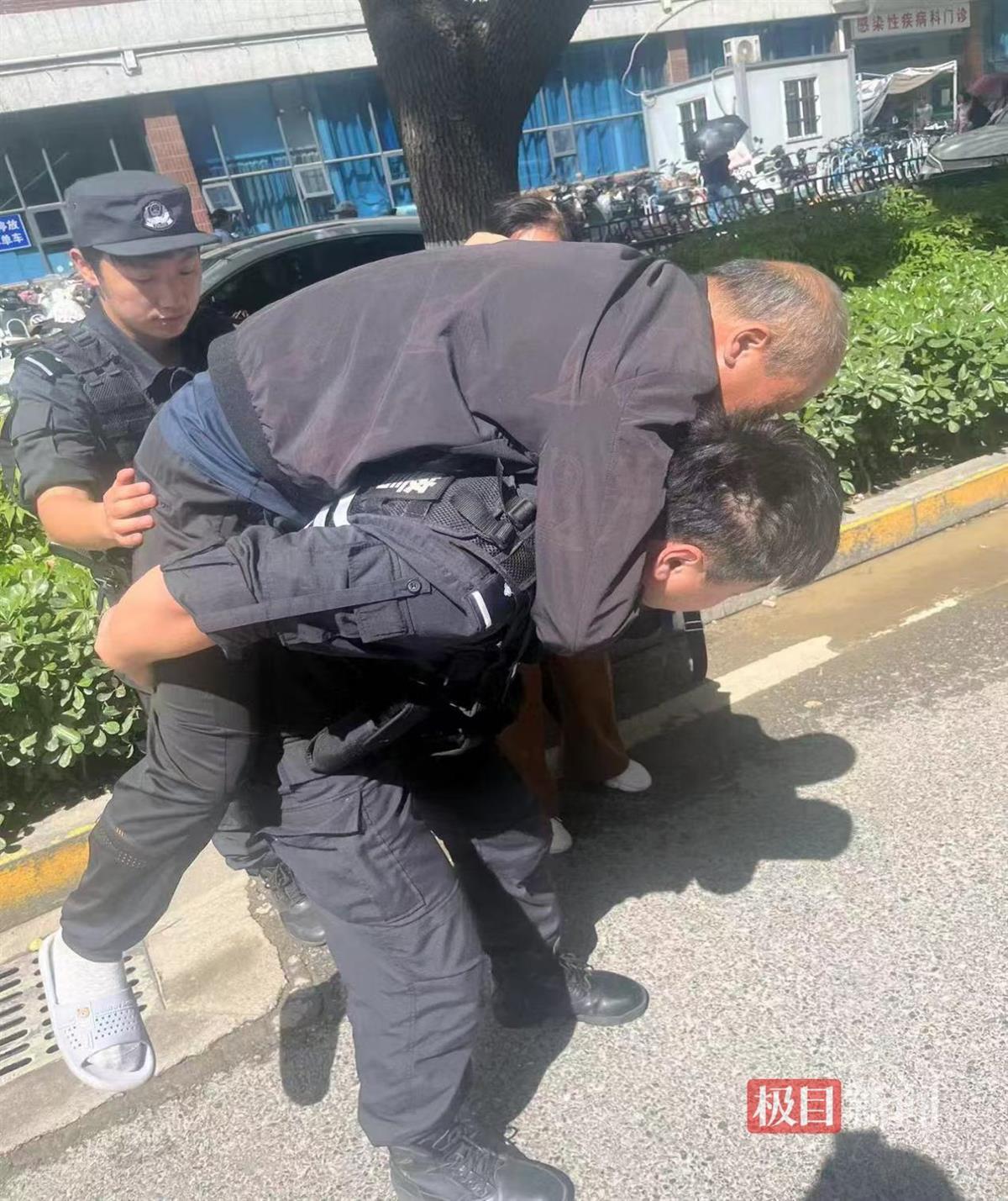 800米疾行！武汉三名特警背起患病白叟狂奔送医