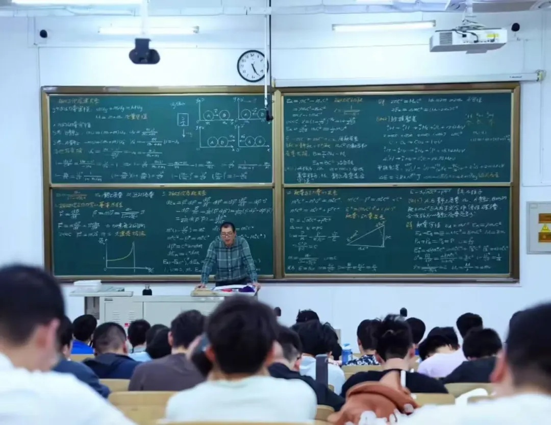 哈工大教授八屏板书火了！网友：看不懂内容，看懂了谨慎！