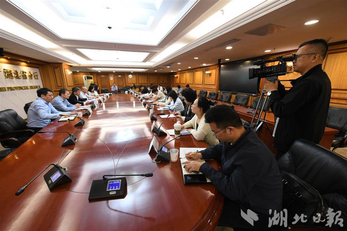 在第一季度，湖北的各种贷款的余额超过9万亿元