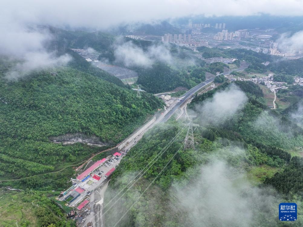 Chonging-xiangxi双轨高速公路的最长隧道已成功完成