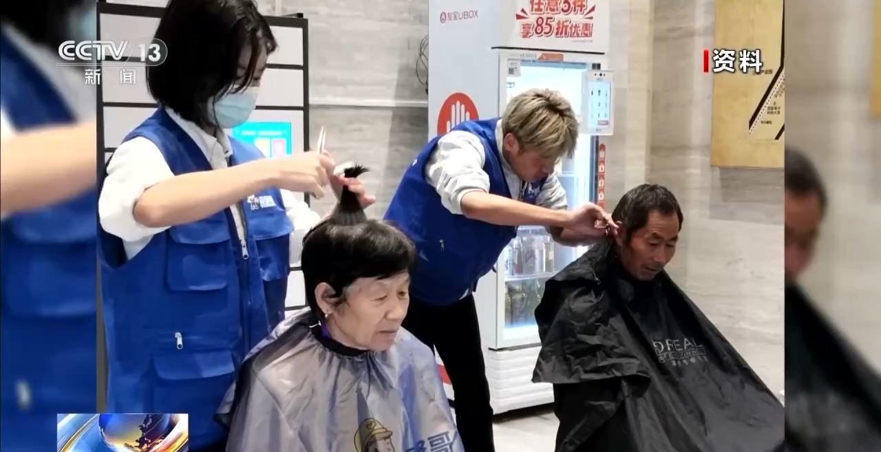 1xBET平台厨具清洗义诊理发缝补衣物……集市里的“易修哥”超贴心(图2)