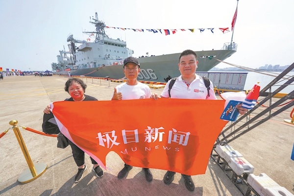 退伍军人返回团队，英雄返回家中，汉金将母亲