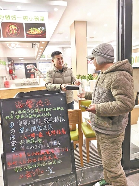 湖南一饭馆每晚10时免费发盒饭 老板：给有需求的人，有人领了一年多