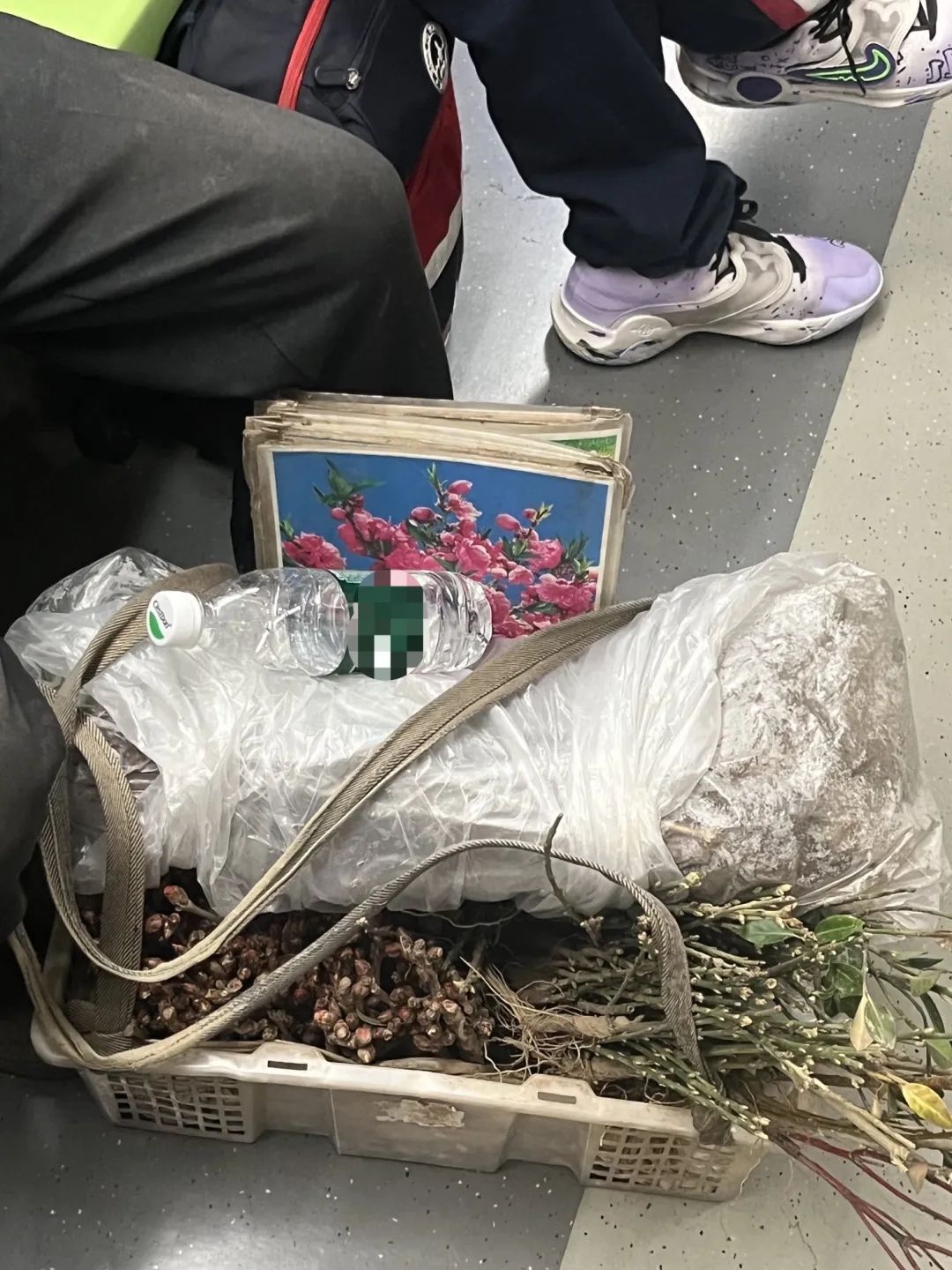 北京地铁永远欢迎沾着泥巴的普通劳动者(图2)