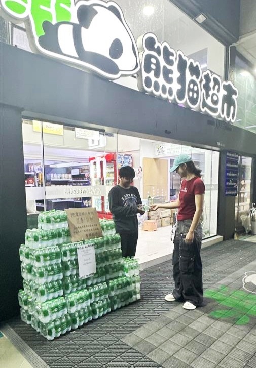 中国超市 - 所有者免费为曼谷市民提供矿泉水。
