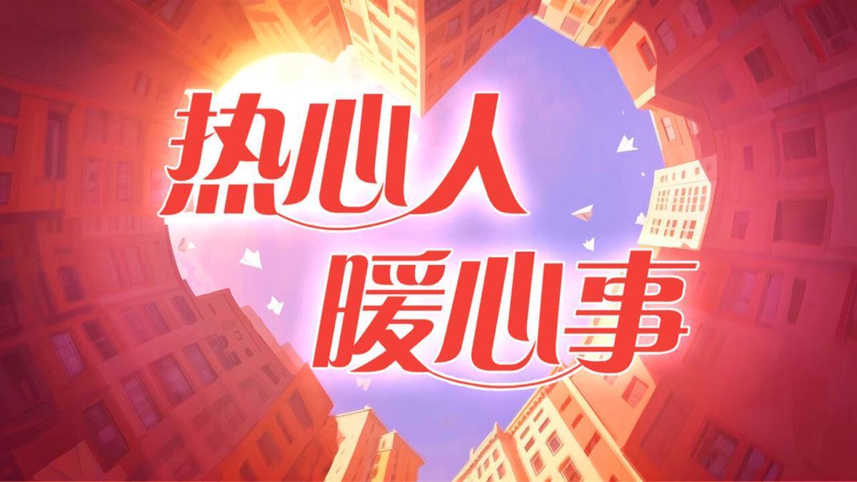 一个女孩在学校门口被捕后跌倒在地，志愿者跪