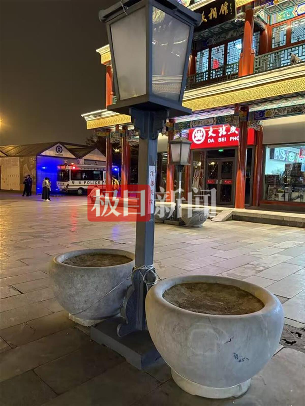 北京为了防风有多拼？将路灯和石缸绑一同，怕被吹跑了
