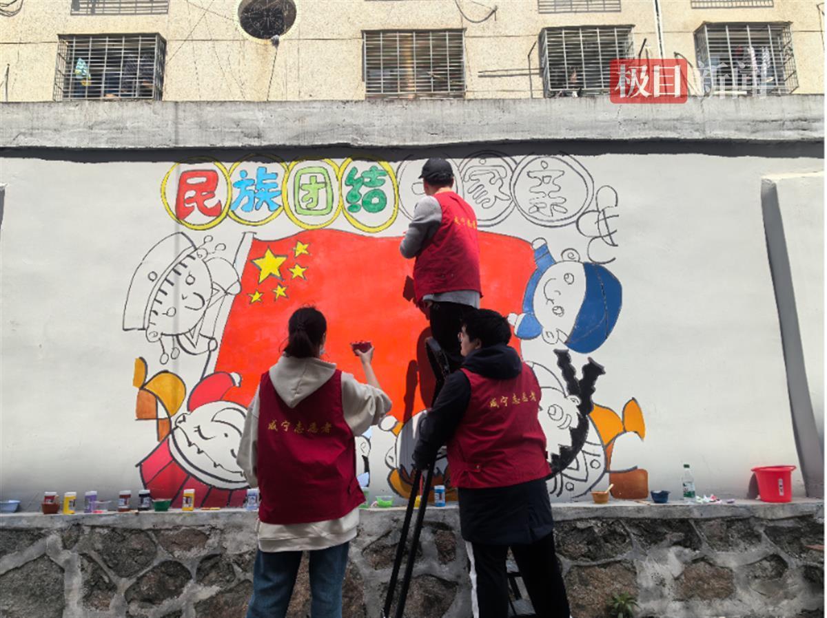 Xianning职业学院的老师和学生正在开展墙壁绘画服