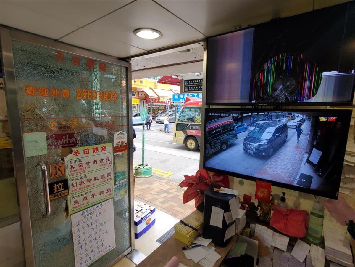 一家香港茶餐厅被蒙面黑帮和持续业务刷。警察