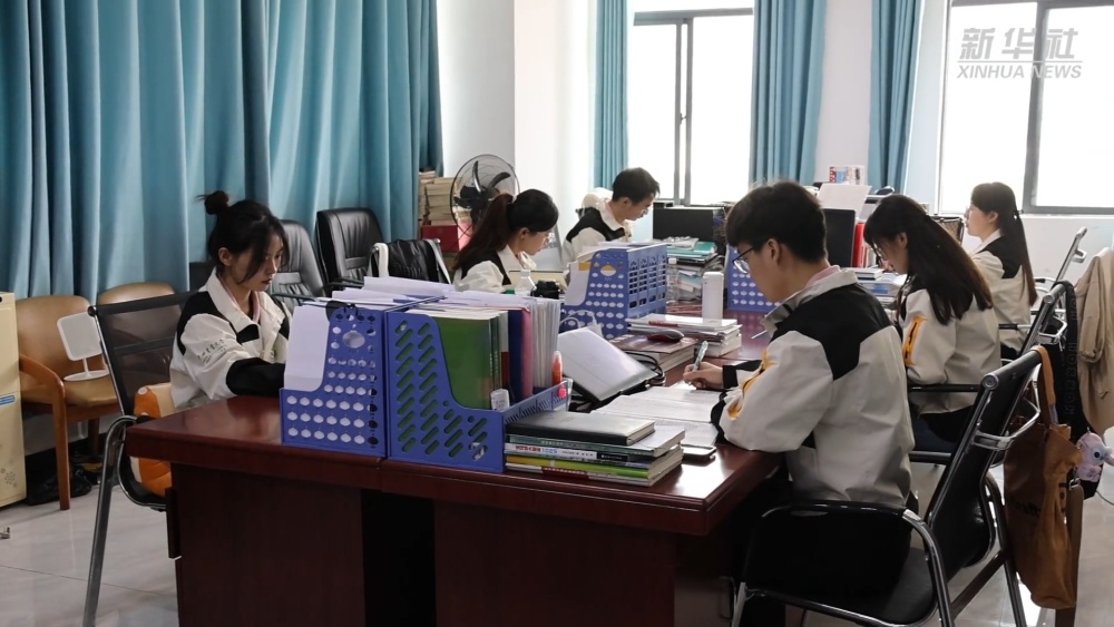 为祖国服务，向西方捐款|在五颜六色的云