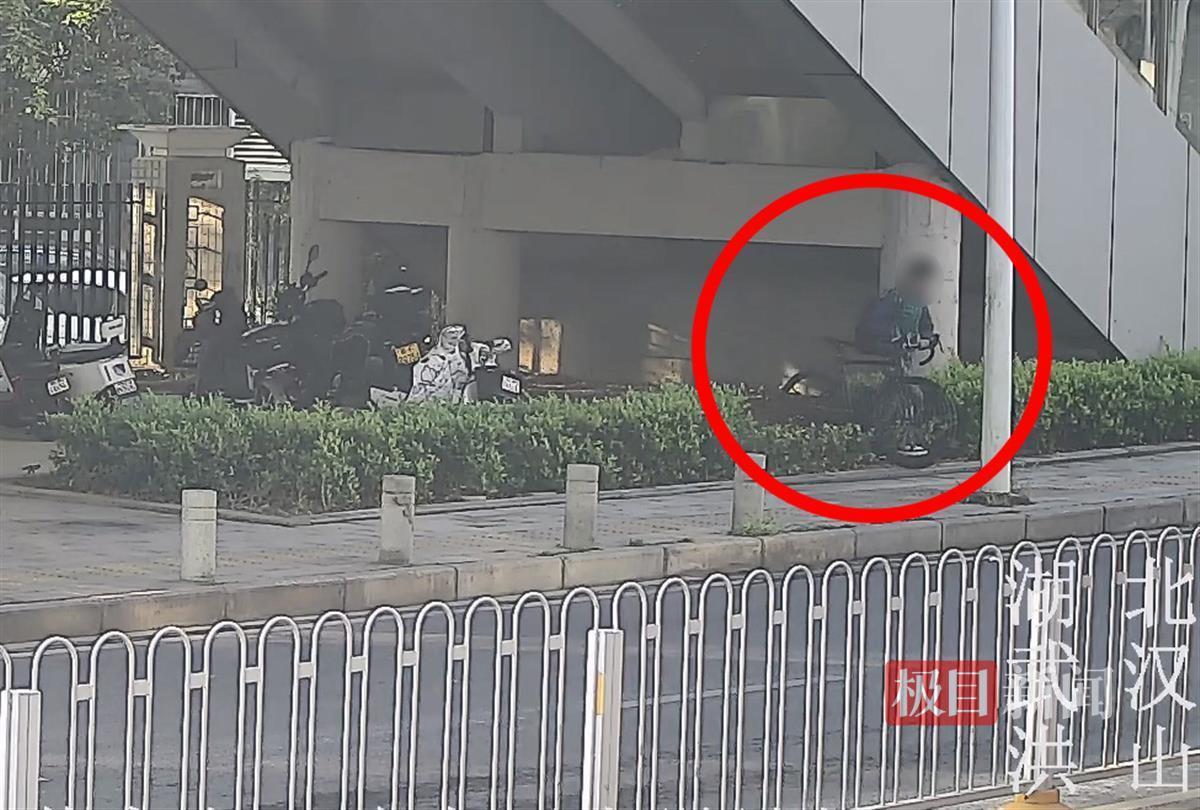 男子自称“为赶时间”骑走他人自行车还重新上了锁已被警方拘留(图1)