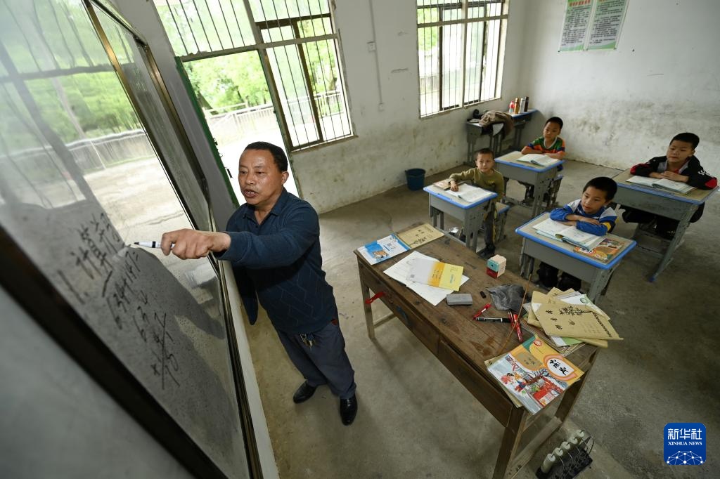 用一只手臂握住山区村讲台30年