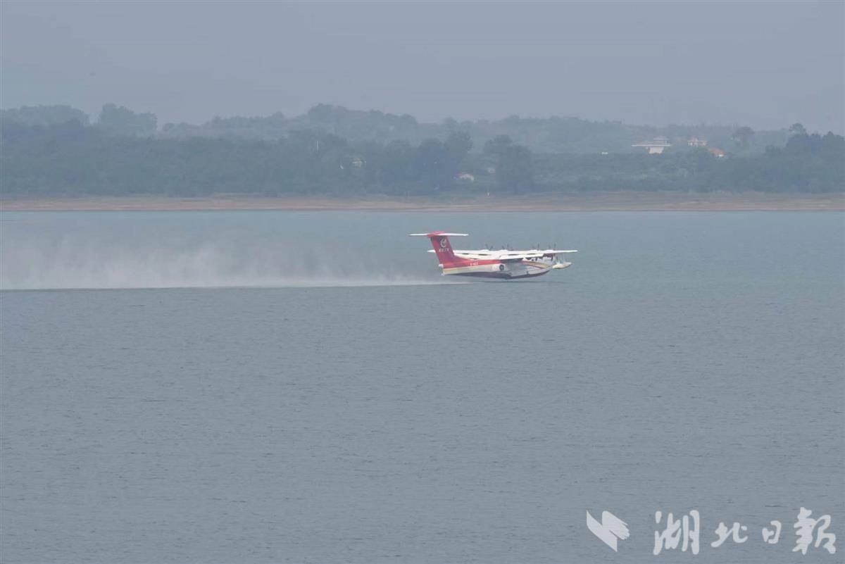 15秒汲水12吨 “鲲龙”AG600水上首飞、投汲水实验均在荆门