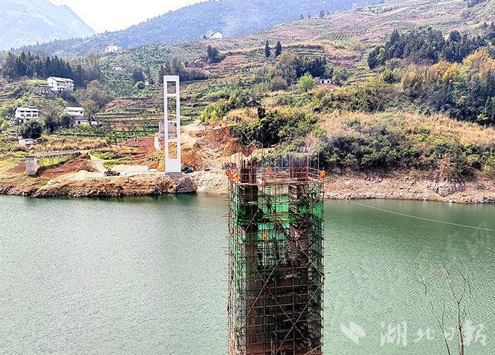 纸上的行人悬架桥的建造继续进步