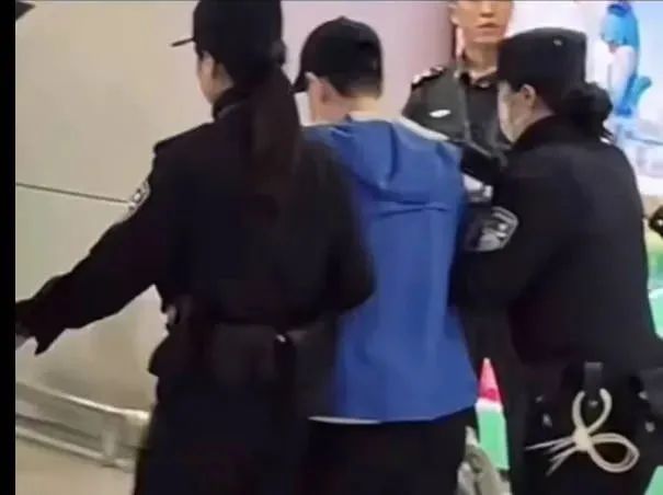 王楚钦被堵进洗手间，孙颖莎被女警护卫脱离……网友：太窒息