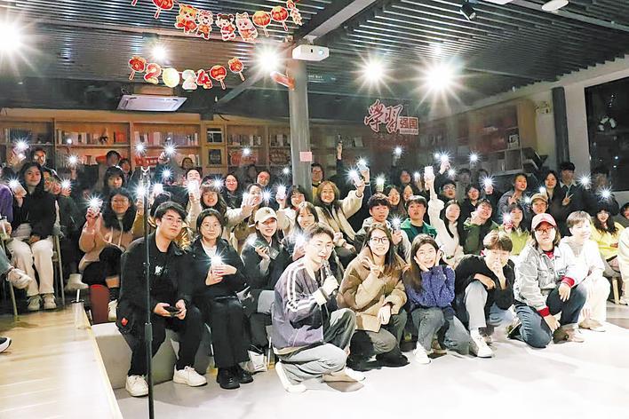 每月4到10场表演，上座率达90% 大四男生携脱口秀闯出“笑声地图”