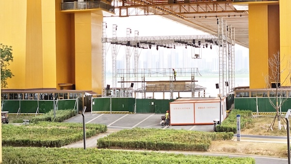 武汉扬西港口的长江桥的建设被关闭。在本月底完成维修后，它仍然可以正常进