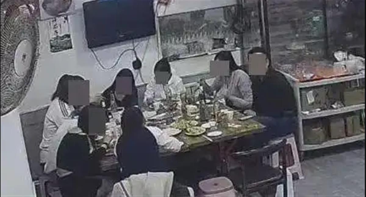 极目锐评丨男人带10名女子吃千元烧烤逃单？把“逃单者”和寻衅者找出来！
