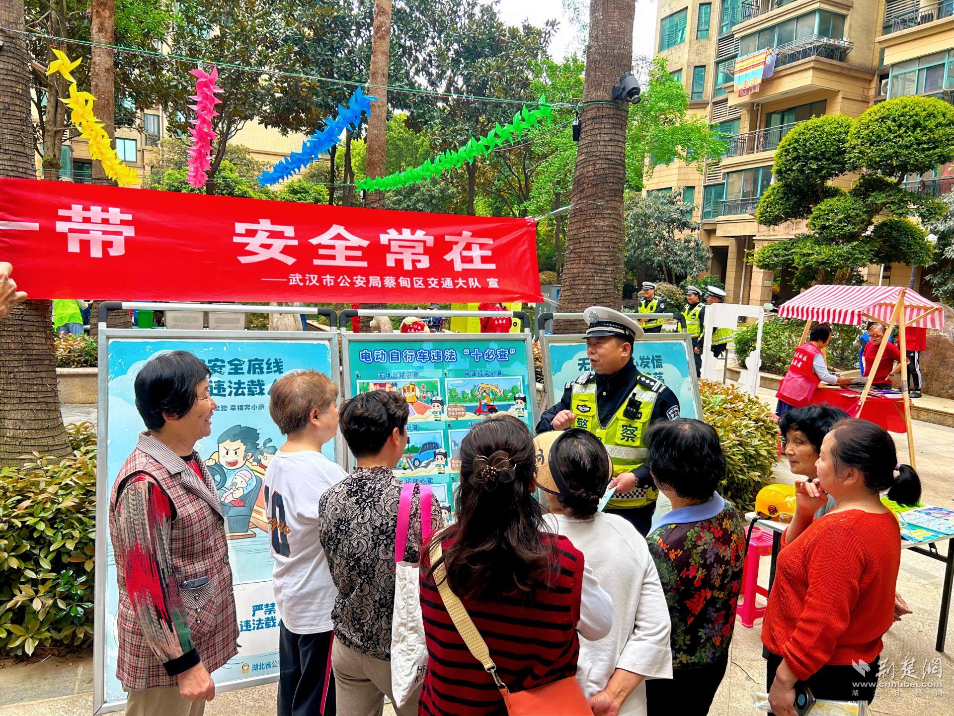 “一名Caidian交通警察的“一头头盔”和一条皮带