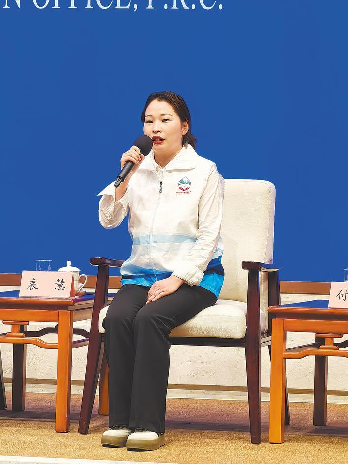 “卫生员” Yuan Hui在州信息办公室的中国外国新