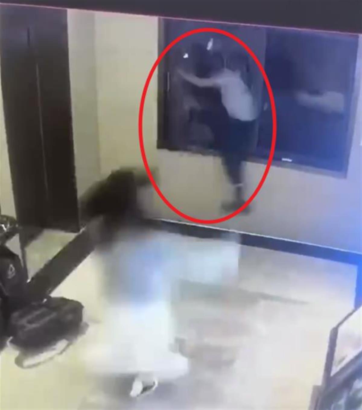 这个男人在情感上失控，打破了酒店眼镜，掉到