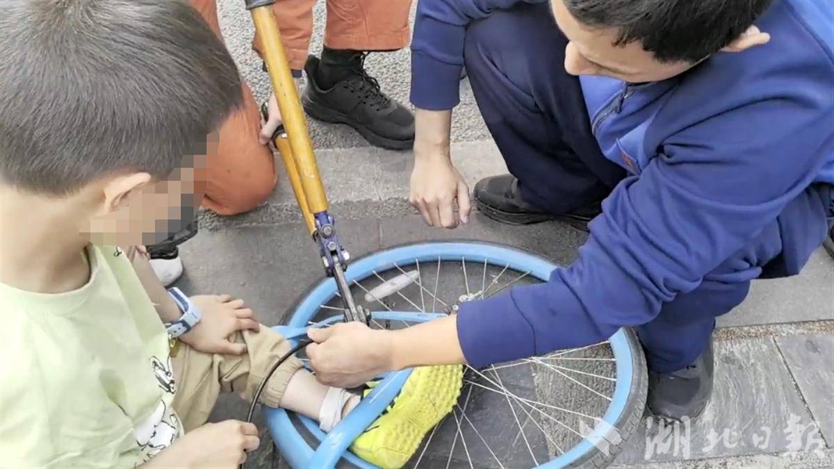 JN江南下载春季骑行儿童卡脚怎么处理？武汉消防提醒家长(图3)