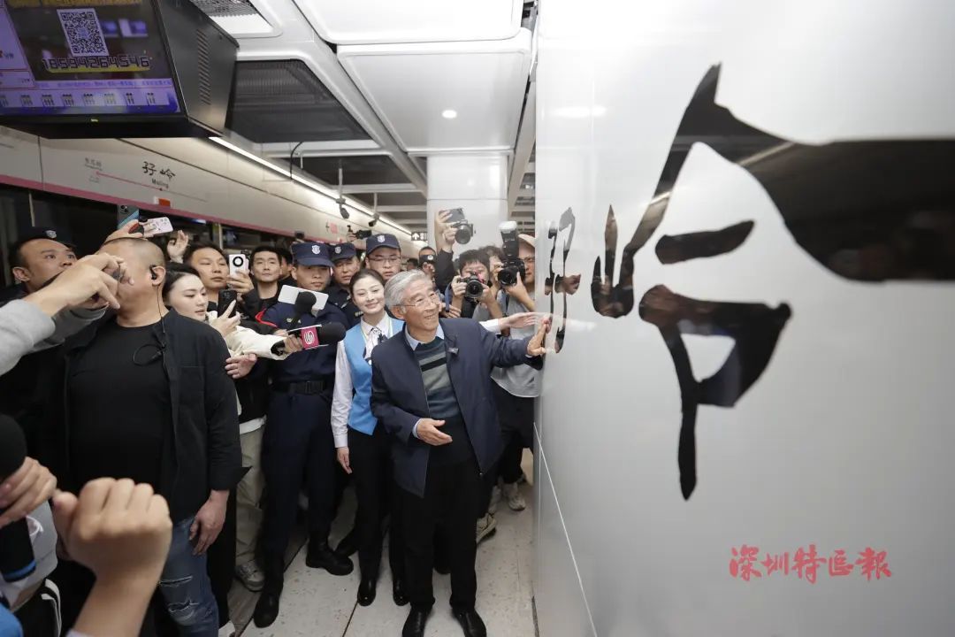 这个场景太热了！ Shanxi爷爷和深圳地铁在同一框