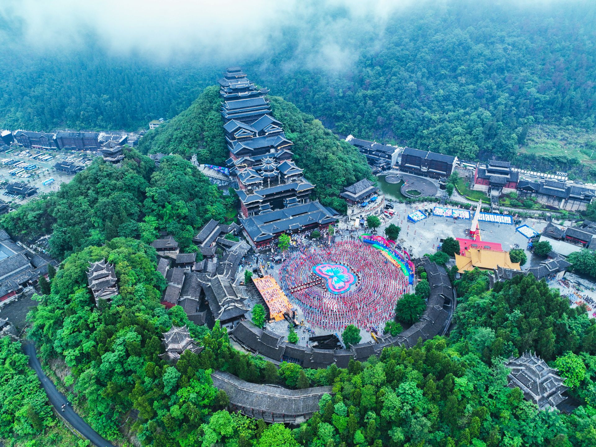2.蚩尤九黎城举行踩花山节，尽显民族风。.jpg.jpg