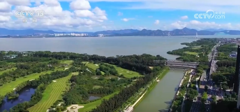 天空是蓝色的，水很清澈