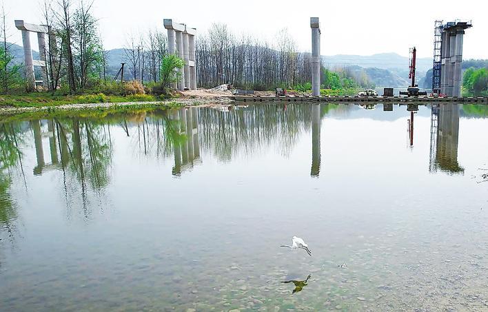 当Xiangyyi高速公路遇到中国合并的住所时，桥是“