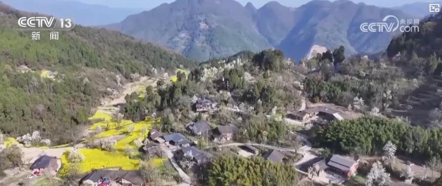 机器人出现在古代村庄，技术强调乡村旅游业
