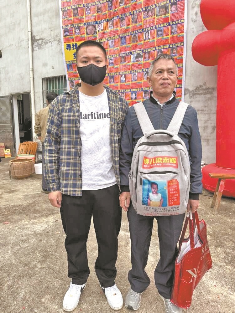 被绑架的中央垃圾箱绑架的儿童返回21年后。他的