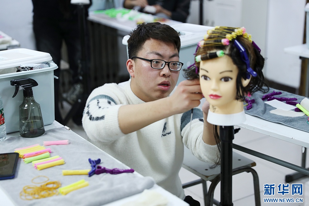 显影中国丨“剪”出美好人PG电子官网生(图3)