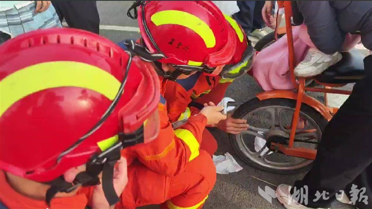 JN江南下载春季骑行儿童卡脚怎么处理？武汉消防提醒家长(图2)